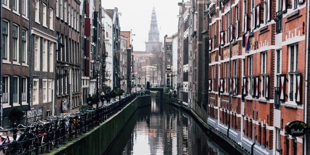 Een rondvaart door Amsterdam is het perfecte uitje voor de zomer