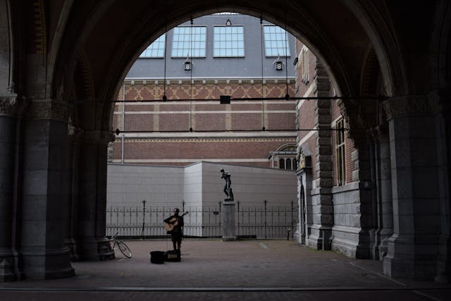 Man op straat Amsterdam