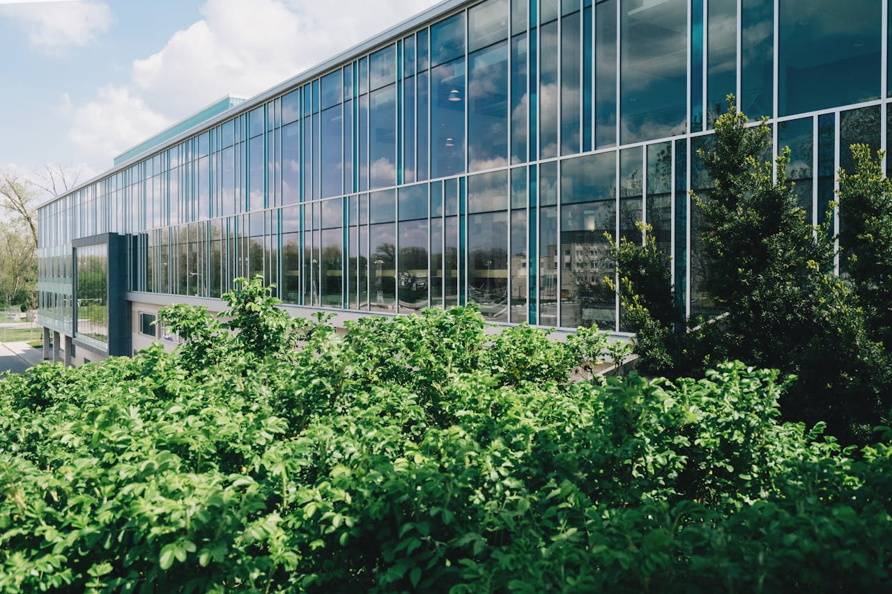 Bedrijfspand met planten en groen