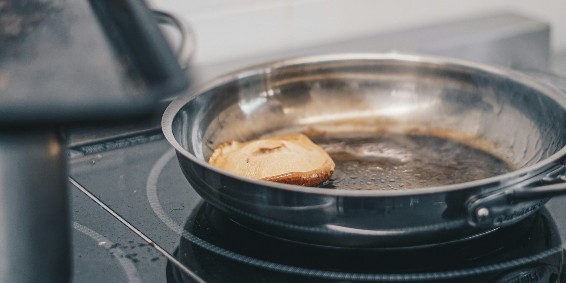 een pan op inductieplaat