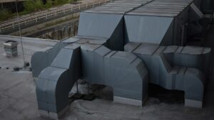 Groot mechanisch ventilatiesysteem op een plat dak, toegepast voor ventilatie in bestaande woningen.