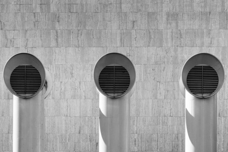 Drie ronde ventilatie-uitlaten op een betonnen gevel, geschikt voor ventilatie in bestaande woningen.