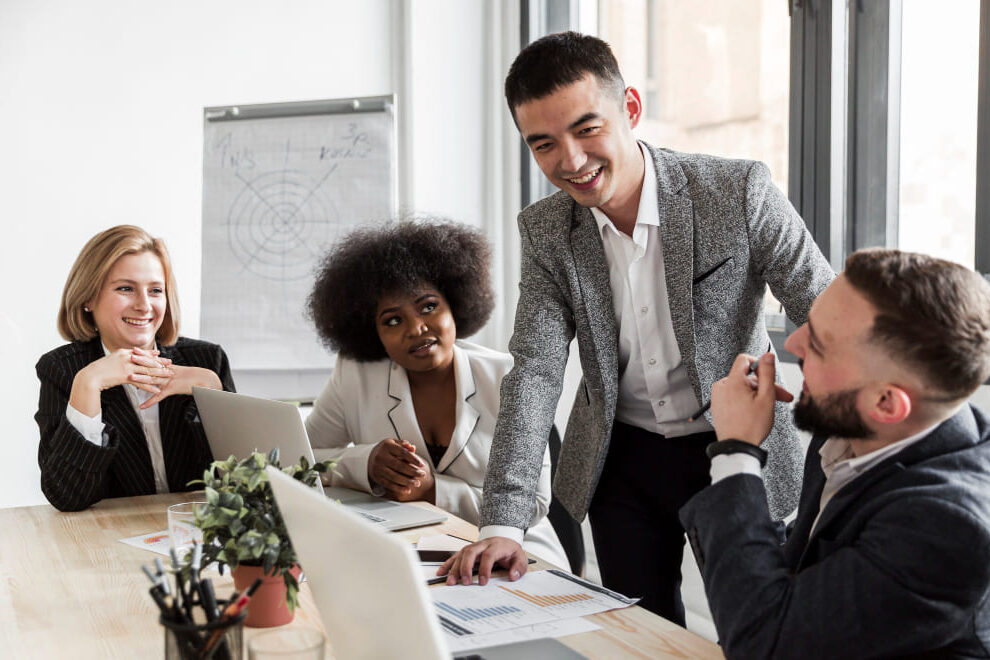 Er word overlegt aan een tafel