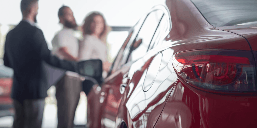 autoverkoper verkoopt occasion