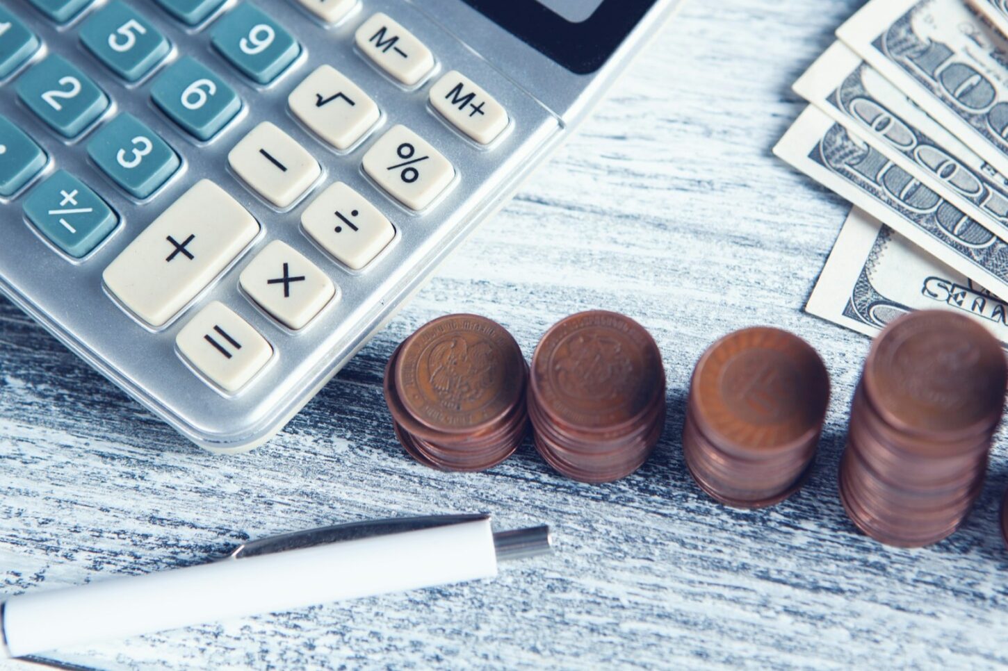 Overzicht van calculator, munten en contant geld bij het maken van financiële keuzes