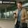 Reiziger met bagage controleert telefoon op luchthaven, geen dure verrassing